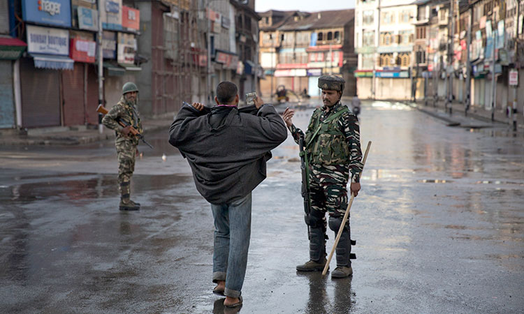 Kashmir-curfew-Aug09-main3-750