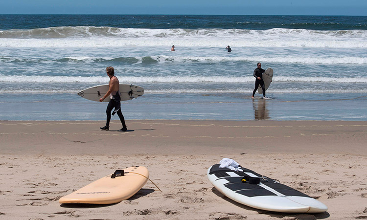 beach-surfers