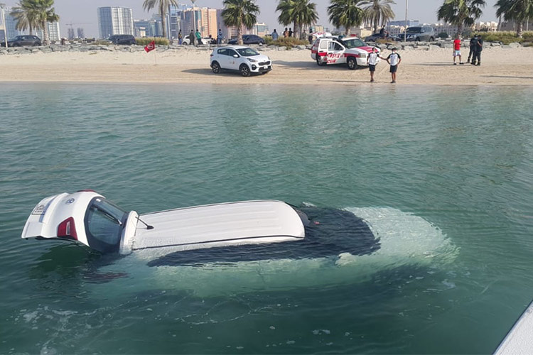 Car-plunges-into-creek-750x450