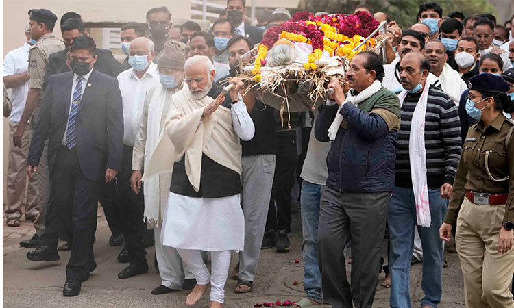 Indian Pm Modi Performs Last Rites Of His Mother Heeraben In Gandhinagar Gulftoday 