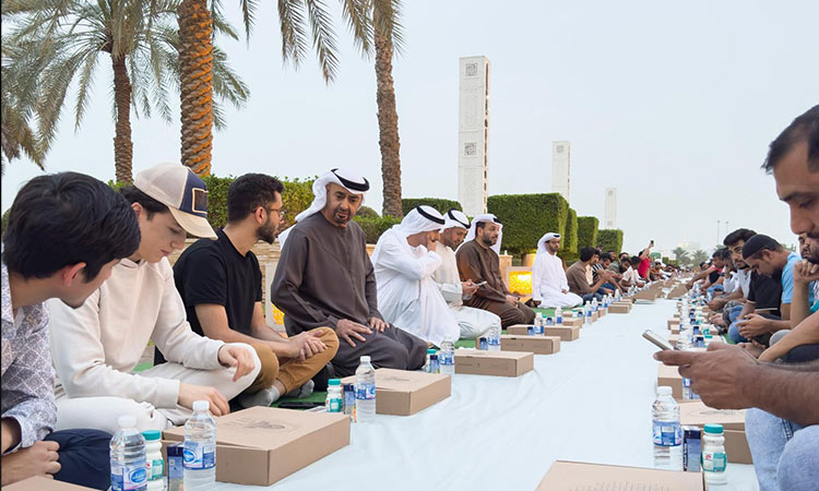 Mohamed-Bin-Zayed-breaks-fast-with-worshippers-750x450