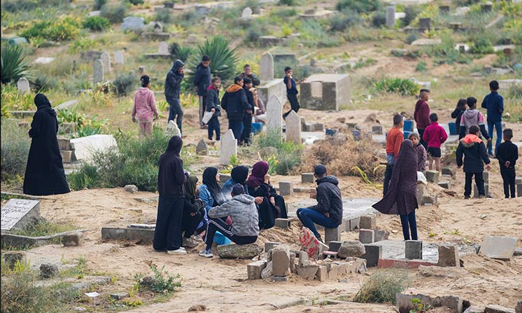 Gazans-visits-graves-on-Eid-750x450