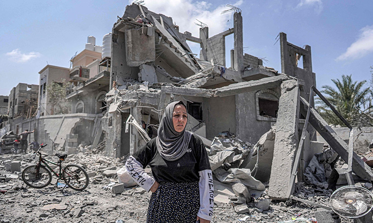 Gaza-debries-Woman