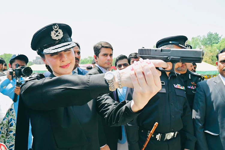MaryamNawaz-pistol