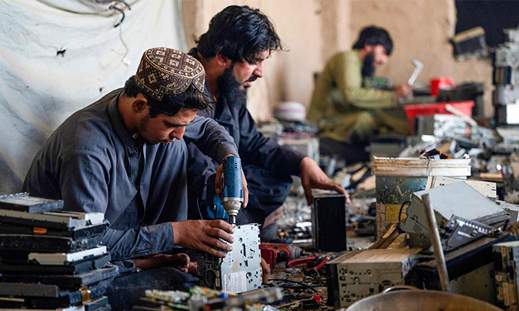 Afghans-electronics-AFP