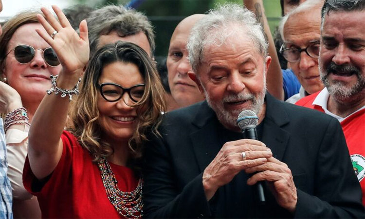 Lula da Silva speaks to his supporters as Rosângela da Silva cheers the crowd in Sao Paulo.