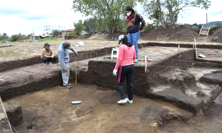 Experts are working at an archaeological site. 