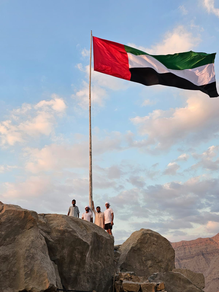 Five Emirati Youth Hoist UAE Flag to a Height of 350 Meters