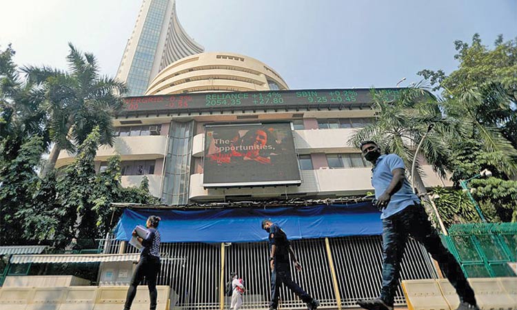 Indian shares close at 1-month  high as inflation concerns ease