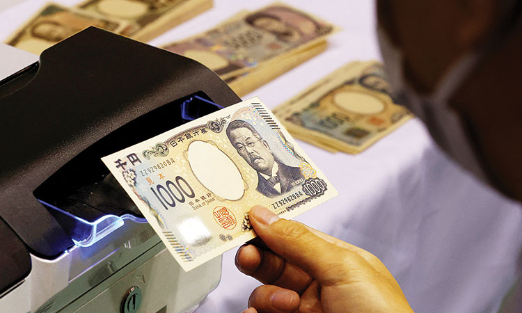 Yen posts outsized gains, traders  suspect new bout of intervention