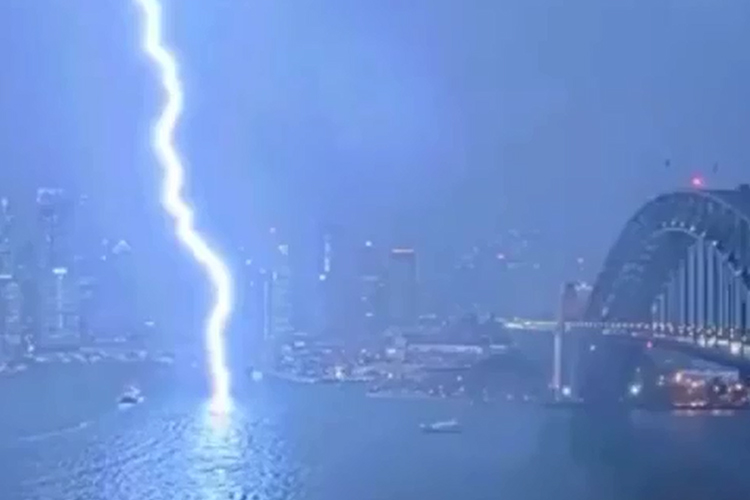 VIDEO: Netizens astonished, terrified as lightning hits Sydney Harbour 