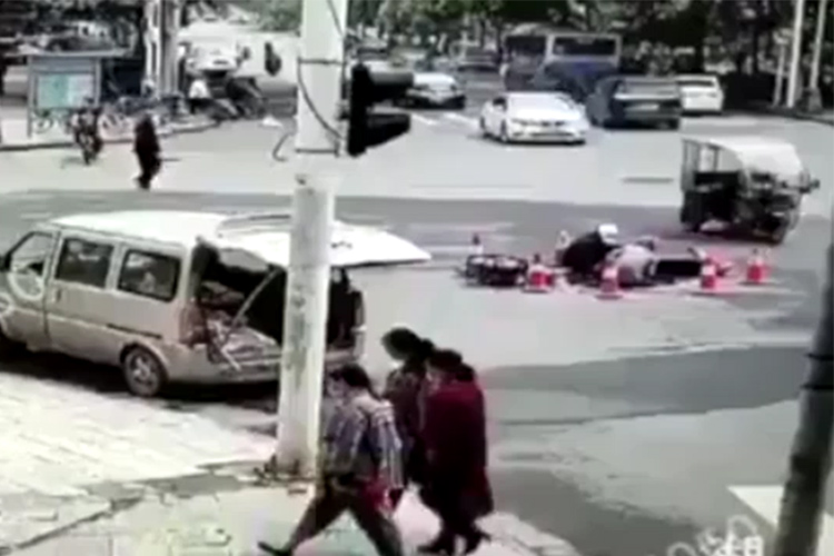 VIDEO: Mysterious road explosion leaves four wounded in Wuhan