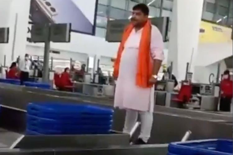 Man arrested for not carrying Covid report, walks on baggage belt in Delhi Airport