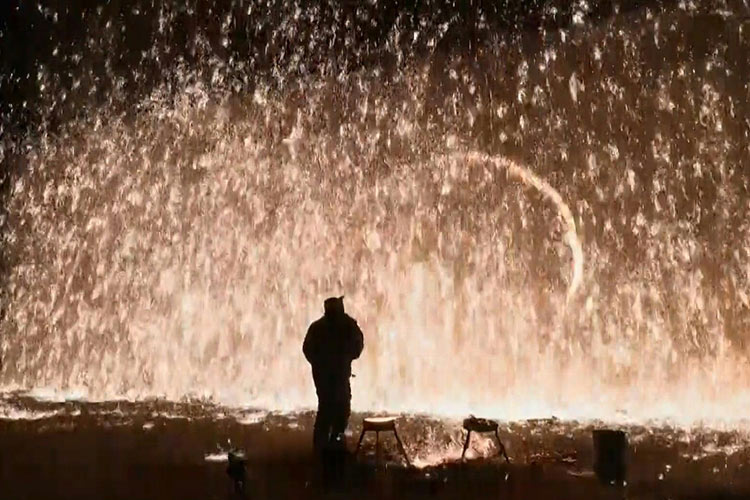 VIDEO: Molten iron show lights up night sky in Beijing for Lantern Festival