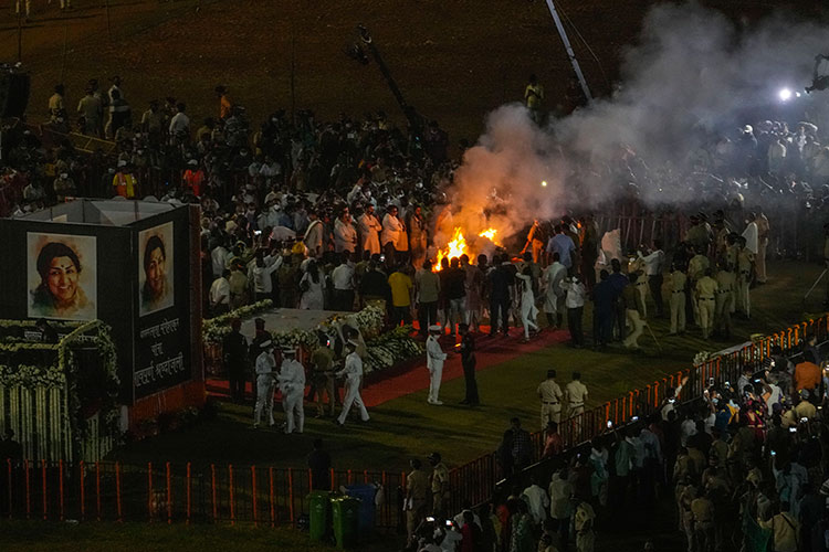 VIDEO: Lata Mangeshkar cremated with full state honours 