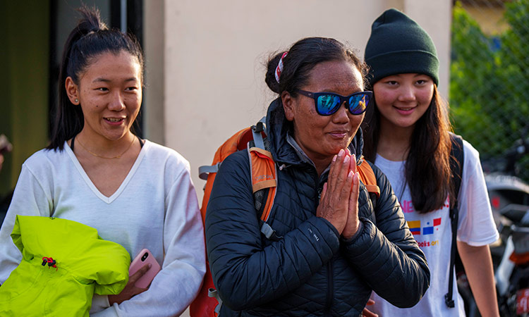 Hundreds of Everest climbers begin to return from summit