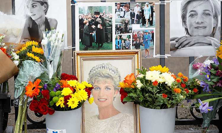 Mourners mark Princess Diana's death in Paris, 25 years on