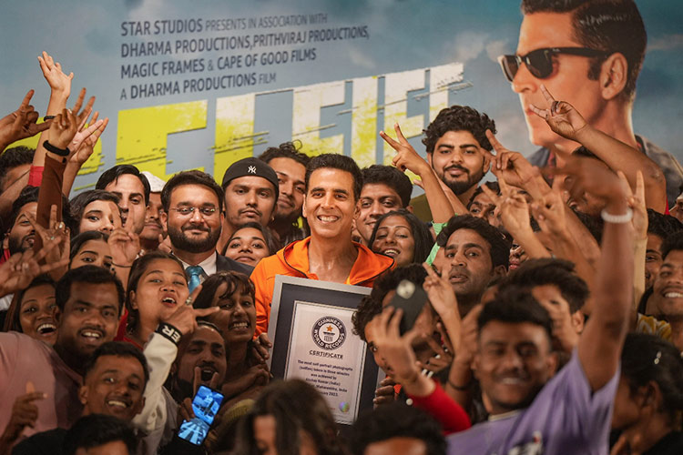 VIDEO: Akshay Kumar smashes world record with 184 selfies taken in three minutes! 