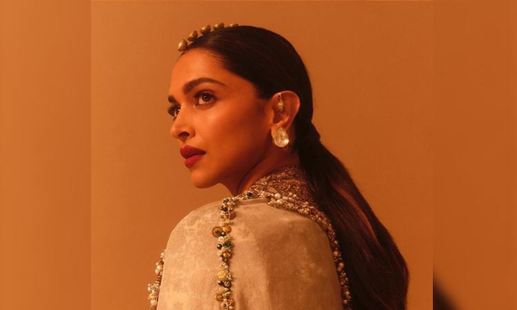 Deepika Padukone is 'dead' seeing Shah Rukh Khan's black suit look