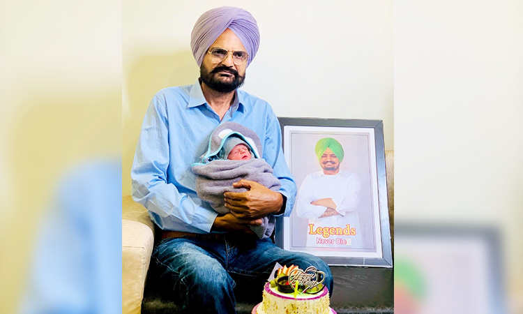 Sidhu Moose Wala’s father spoon feeds milk to newborn child, cuts cake to celebrate