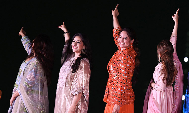 Manisha and Sonakshi light up the ‘Diamond Bazaar’