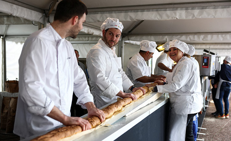 C'est excellent: French bakers break Guinness record for the world's longest baguette, beating Italy