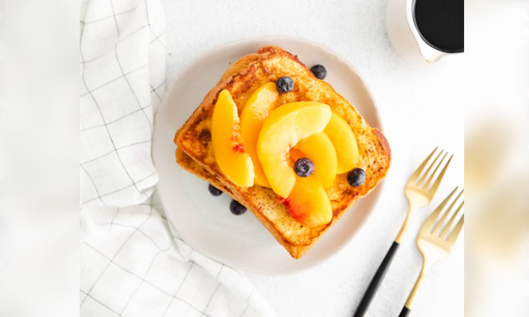 French toast with vanilla-glazed peaches