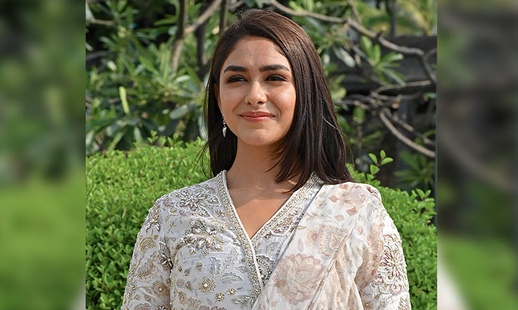 Mrunal Thakur heaps praise on Big B, calls him ‘Shahenshah’