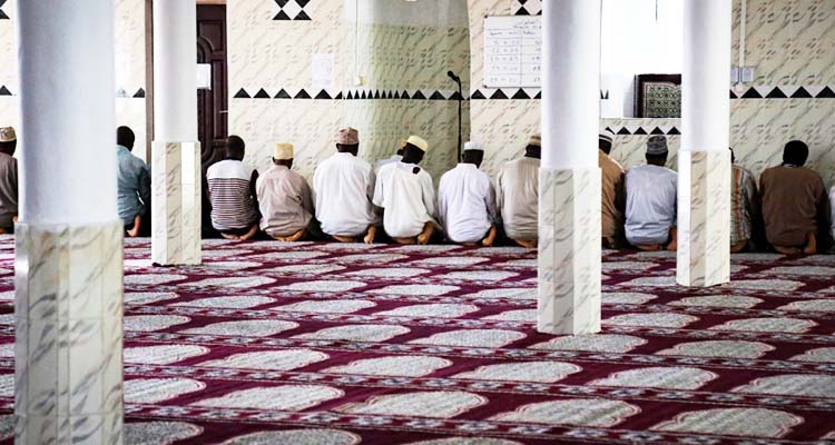 Prayers resume in mosques in industrial zones at 30% limit