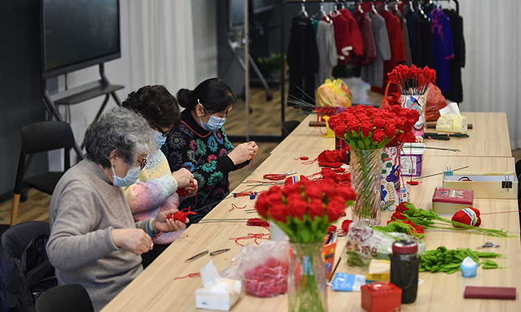 Shanghai grannies knit love and pride into Olympic bouquets