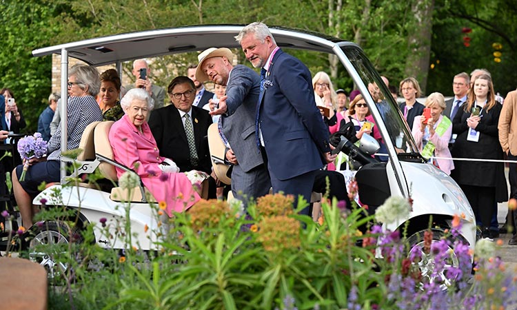 Queen tours the Chelsea Flower Show as participants honour the monarch