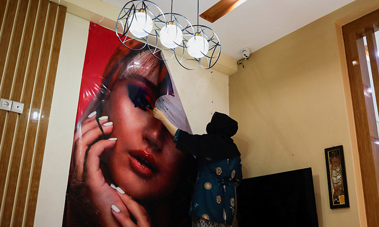 Thousands of Afghan salons to close as Taliban deadline ends