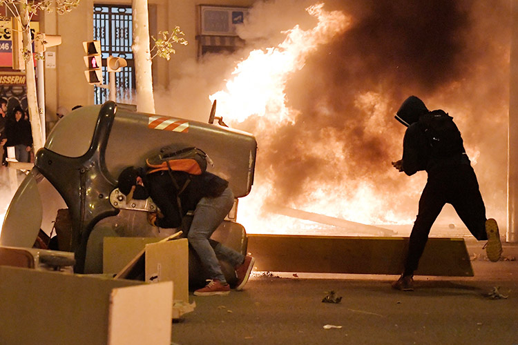 VIDEO: Catalan demonstrators clash with police in third day of protests