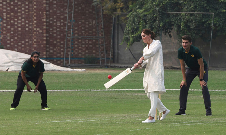 William, Kate play cricket and tour historic Badshahi Mosque in Lahore 