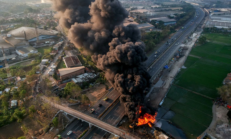 Oil pipeline fire kills Chinese worker in Indonesia