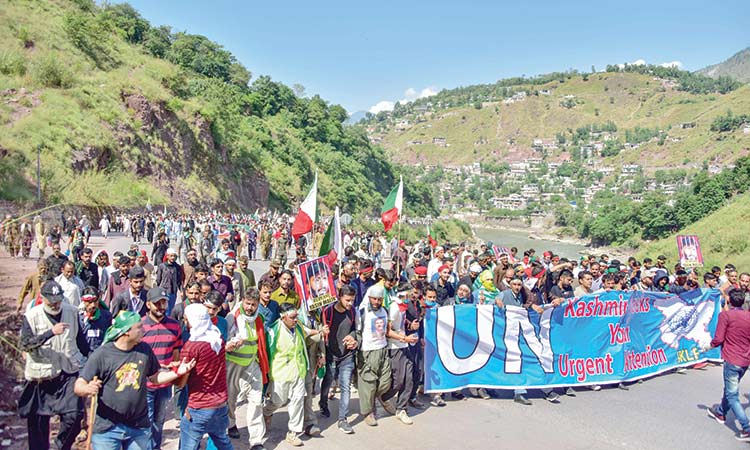 Imran warns residents of  AJK against crossing LoC