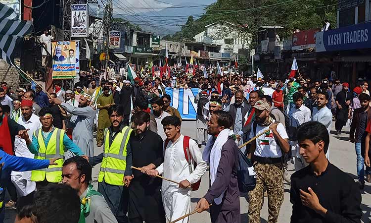 Thousands march to frontier in Pakistani Kashmir