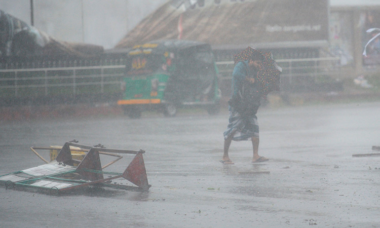 Eight dead as cyclone smashes into India, Bangladesh coasts