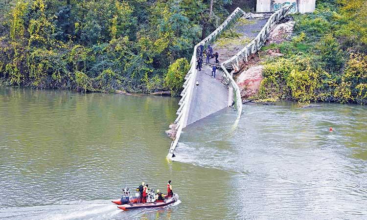 Car, truck swept away in French bridge collapse