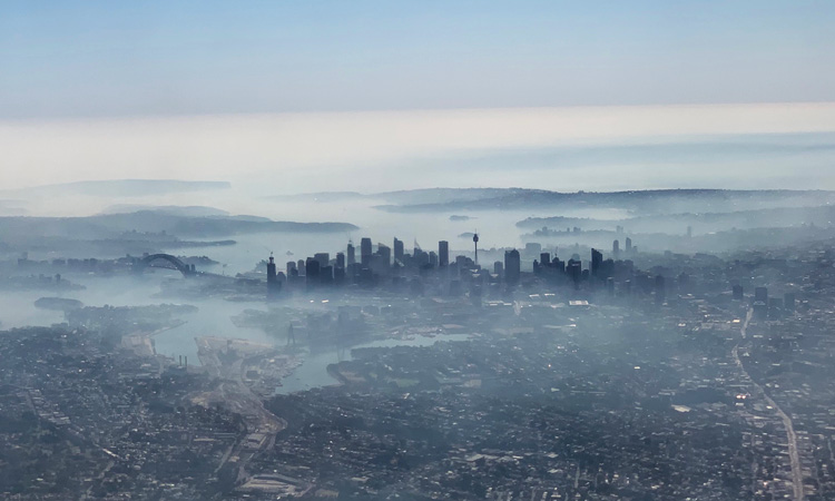 Smoke haze blankets Sydney as bushfire threat rises