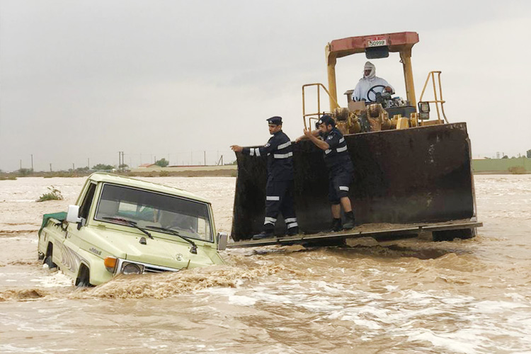 Abu Dhabi Police rescue 10 Emiratis from floods in Al Ain