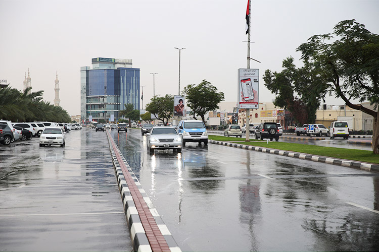 VIDEO: Heavy rain paralyses traffic, temperature drops to 9.5 °C