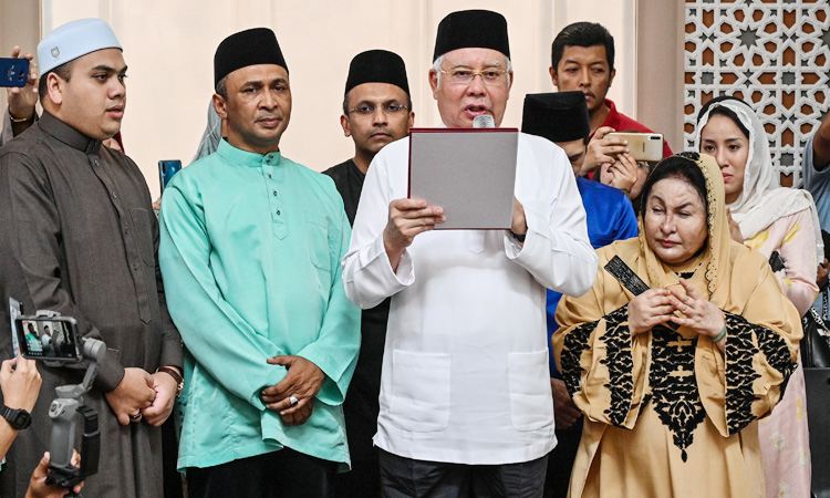 Malaysian ex-PM takes Islamic oath denying murder claim