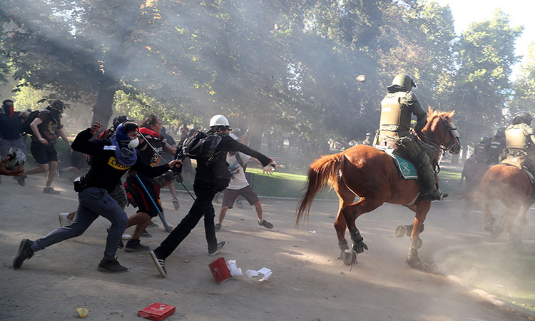 Violent clashes in new round of Chile protests