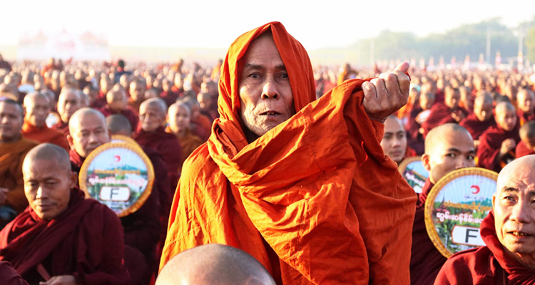 30,000 monks attend mass alms-giving in Myanmar