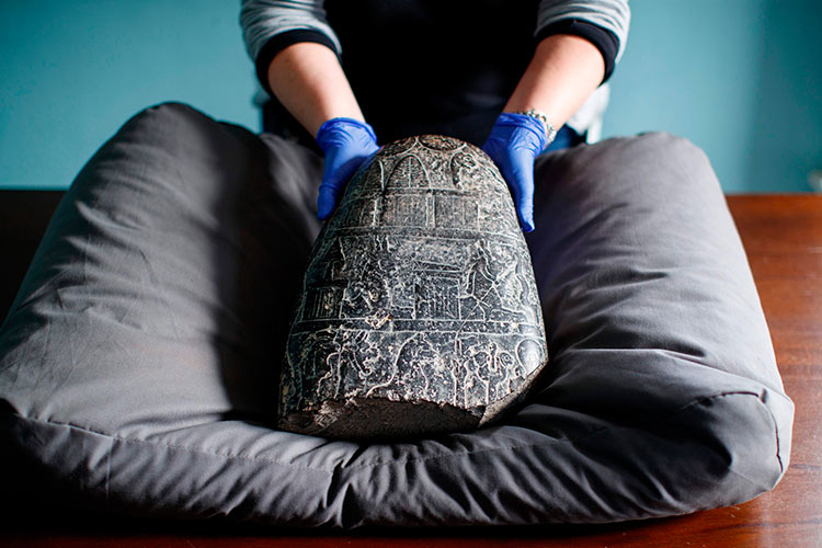 UK returns 3,000-year-old tablet looted during Iraq War