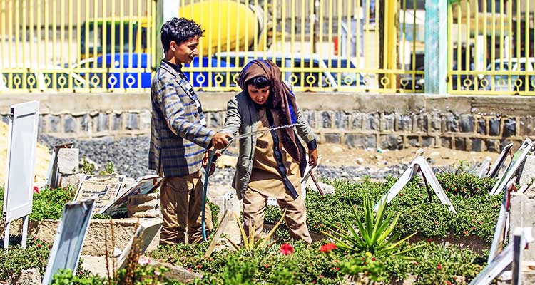 After school, Yemen's children seek work at the cemetery 