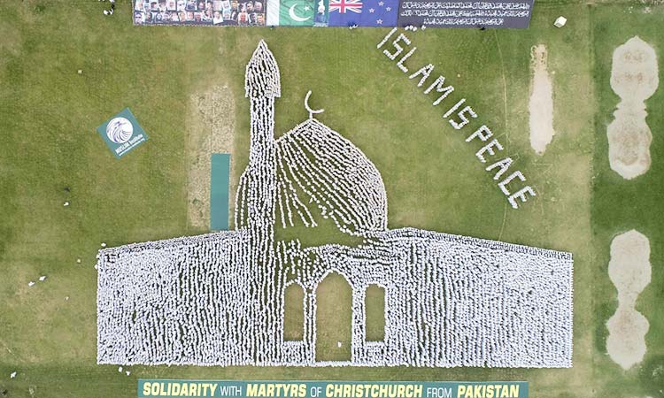 Thousands of Pakistanis form human chain in image of Christchurch mosque