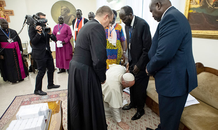 Pope kisses feet of South Sudan's leaders to encourage peace