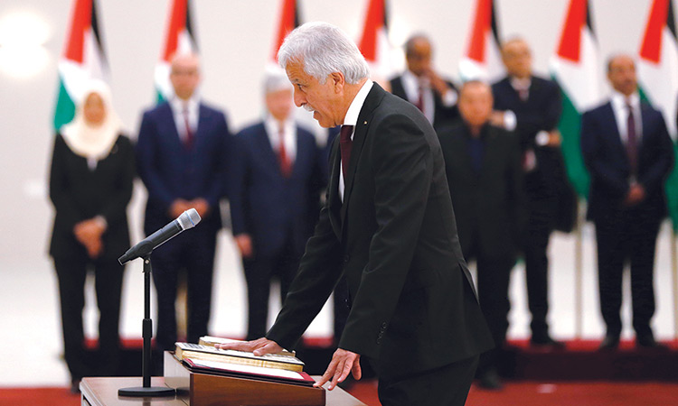 Palestinian ministers sworn  in again after oath foul-up